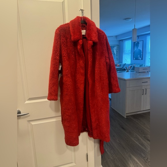 ❤️❤️❤️Aritzia Babaton Oren Red Faux Fur Belted Coat. New with tags - Picture 5 of 8